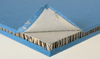 芯材には、古紙１００％の再生パルプ製芯材を使用。従来のスチールパネルの約４割の重量を実現。
